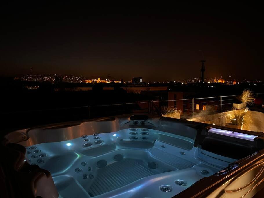 Sunny/stylish Rooftop Home/private Balcony Shared Jacuzzi Appartamento Budapest