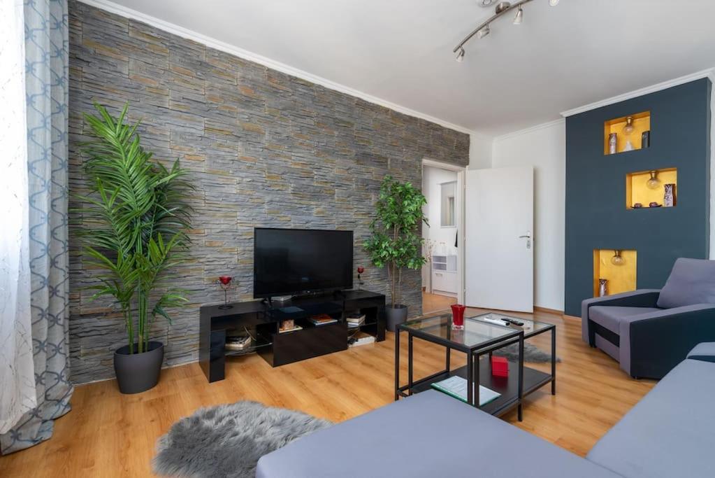 Spacious And Bright Flat Between Airport & Center Appartamento *