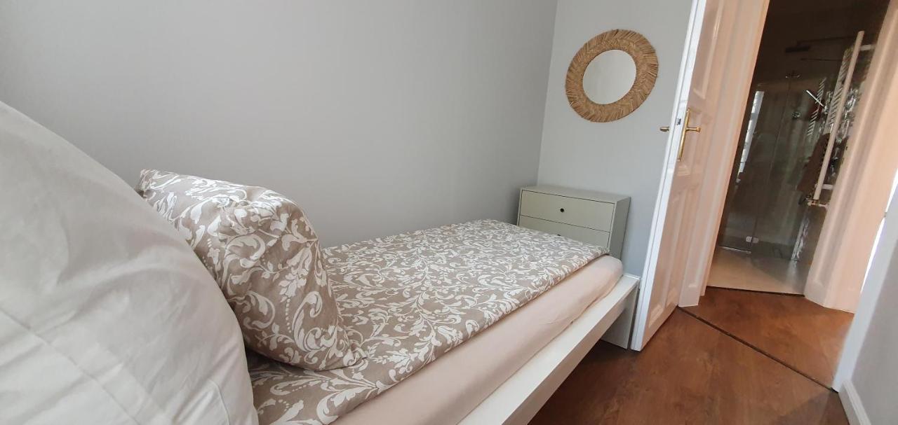 Downtown Heart 3bdr Jokai Square Ac Budapest