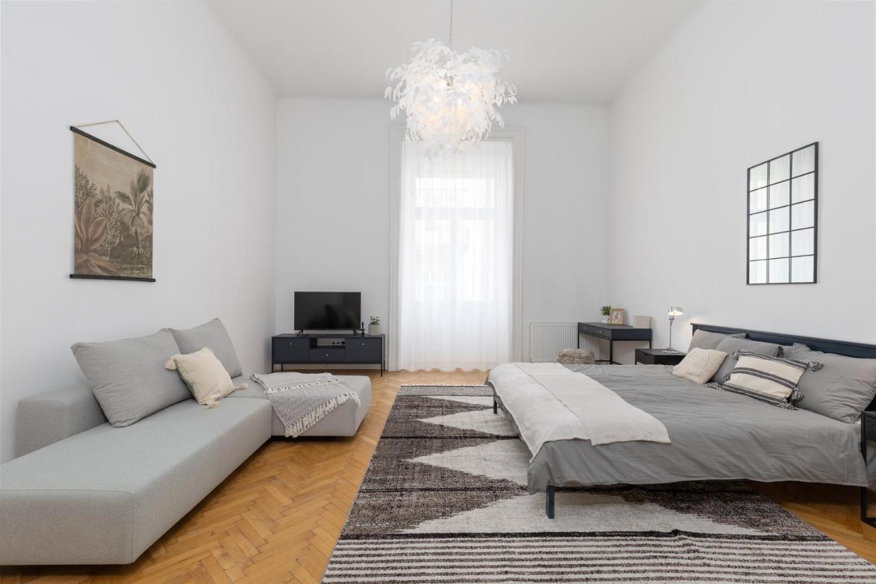 Center With Balcony Apartment Budapest