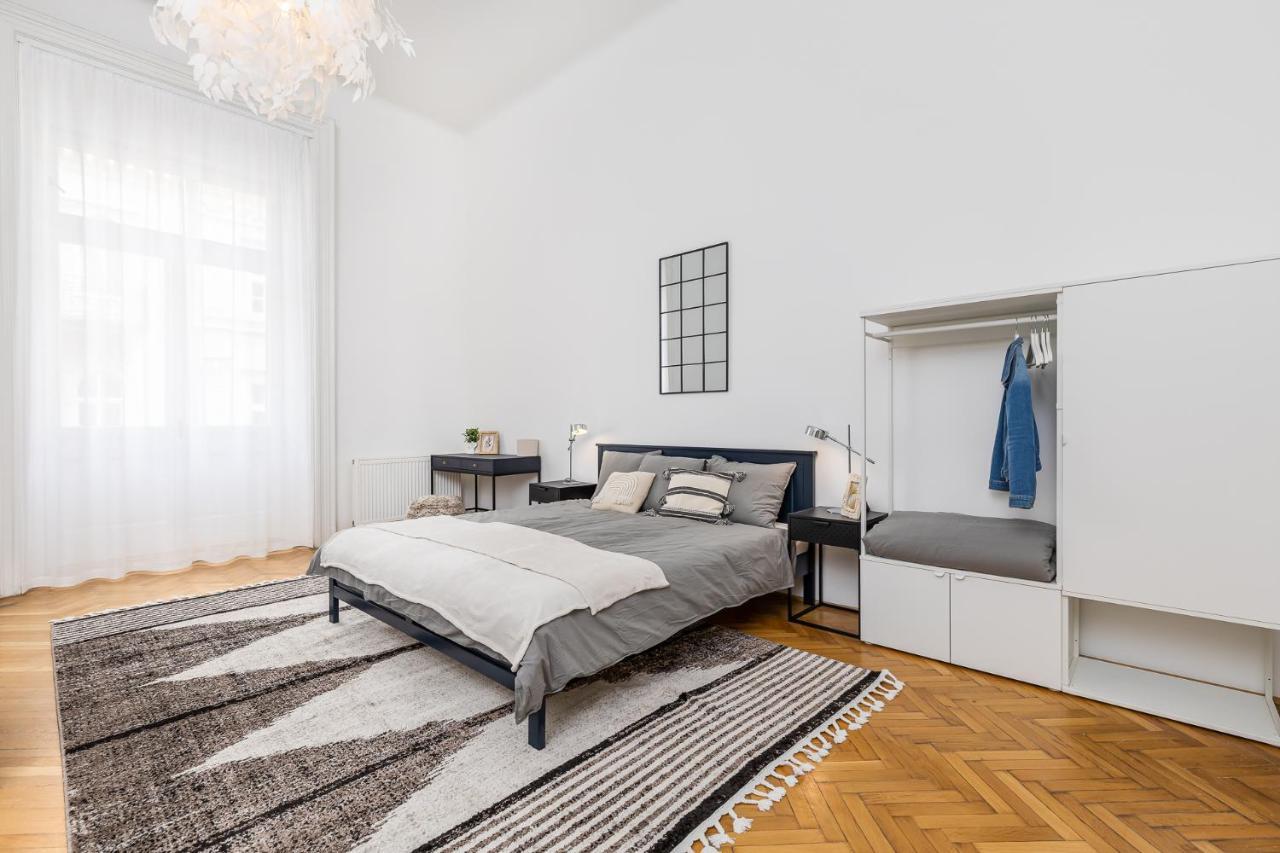 Apartment Center With Balcony *