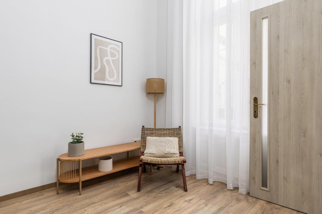 Center With Balcony Apartment *