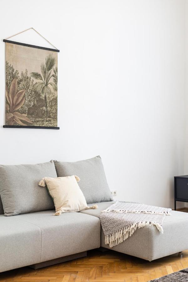 Center With Balcony Apartment *