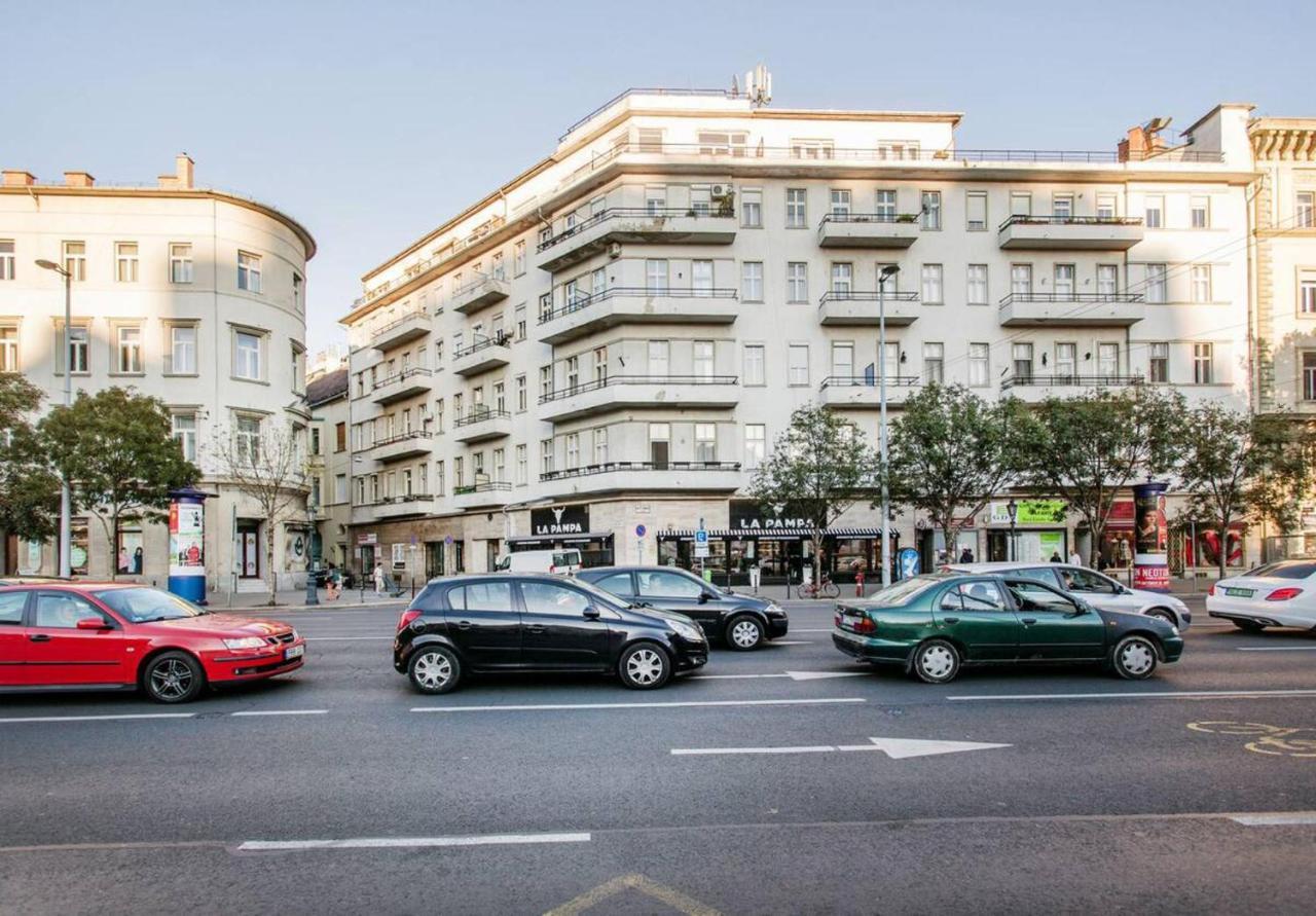 Spacious 1 Bed Basilica - With Balcony