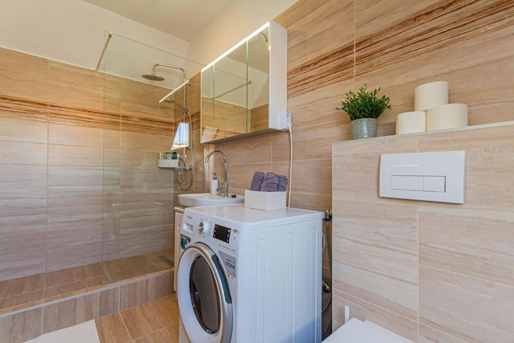 Roomy 80sqm At Center Free Parking Space, Ac & Balcony Lägenhet *