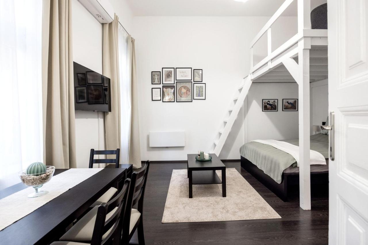 Charming Downtown Hideaway Steps From New York Cafe! Lejlighed