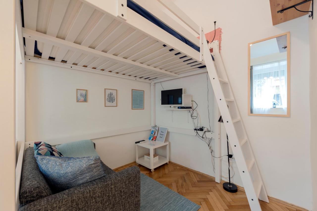 B24 Cosy Small Flat At Center