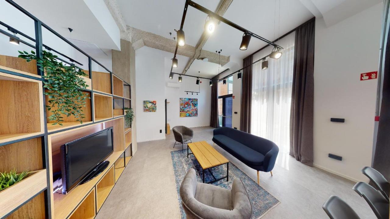 Apartment In 10 *