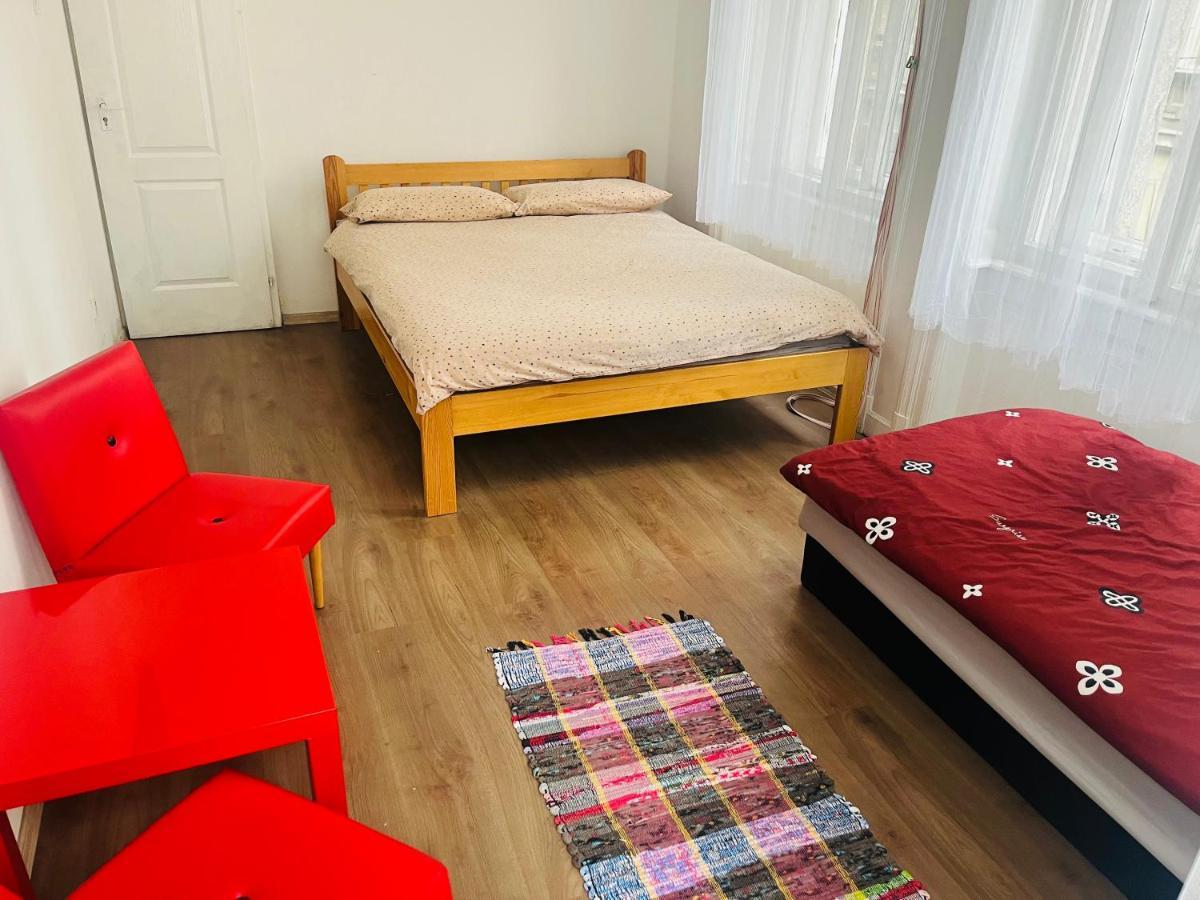 East Point Hostal *