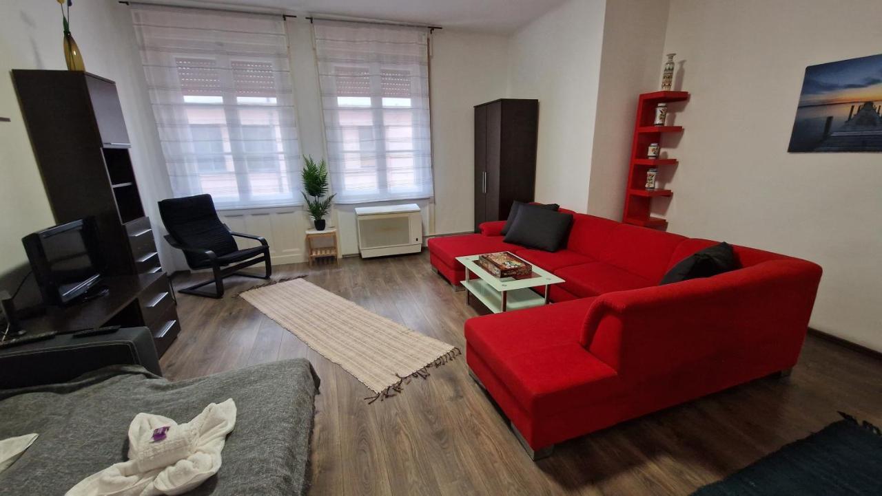 Perfect Located Flat With Gametable *