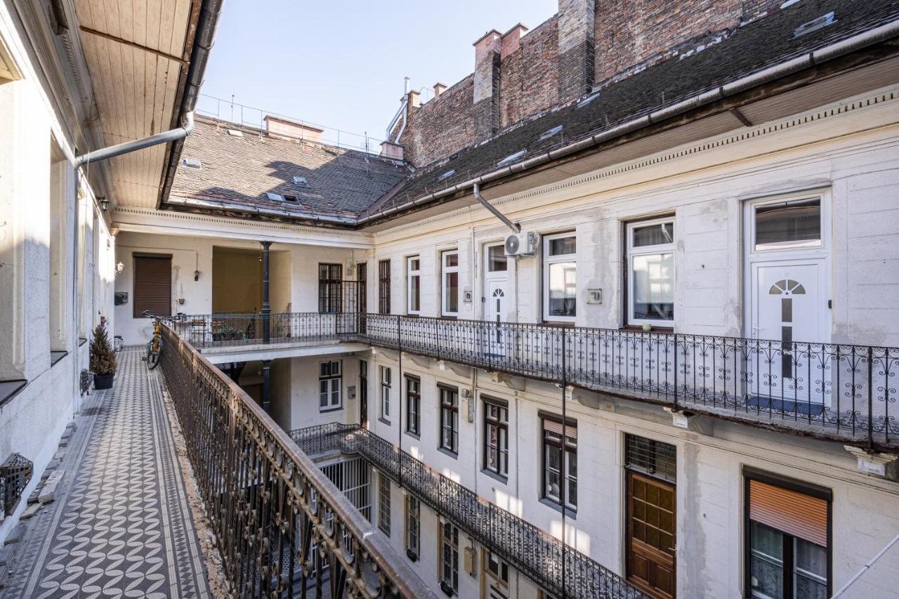 Joyous Era Budapest