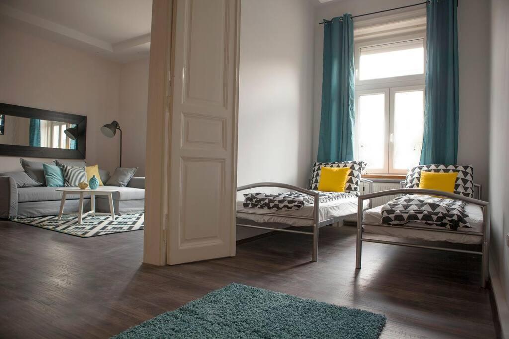 Voros Downtown With Free Parking *