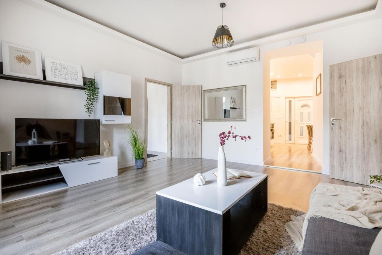Casadeco Inspired Minimalist W/ New York Cafe Views Budapest