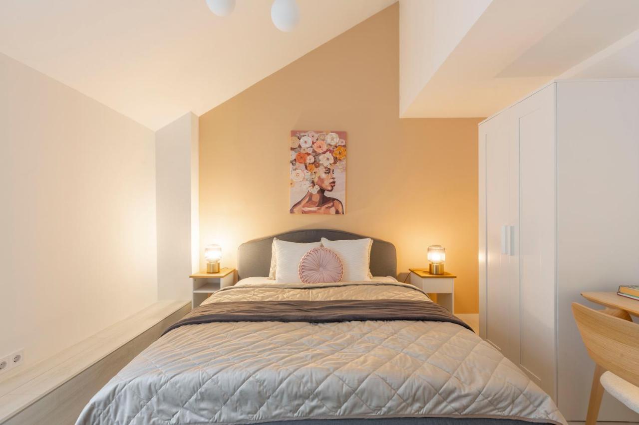 Unique 3 Floor With 4bdrm, 3bthrm Apartment