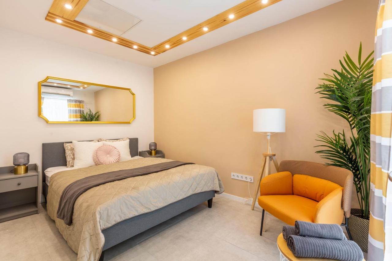 Unique 3 Floor With 4bdrm, 3bthrm Apartment