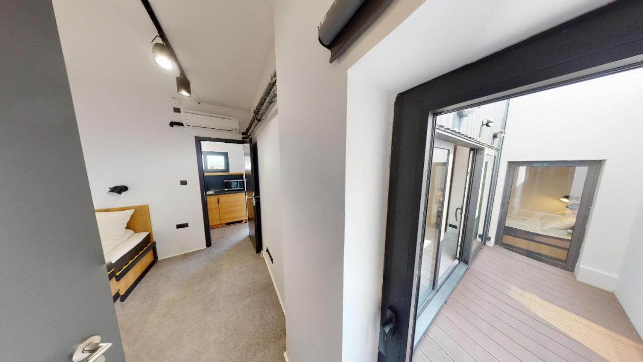 In 7 Apartment *