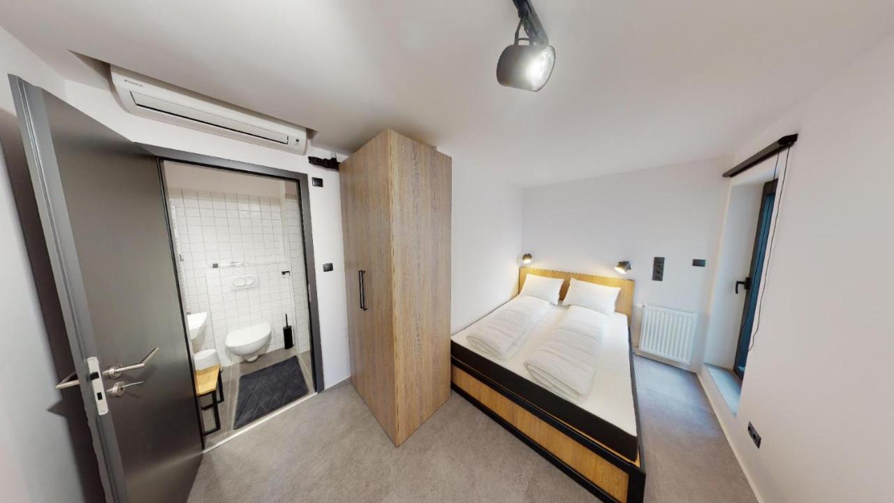In 7 Apartment *