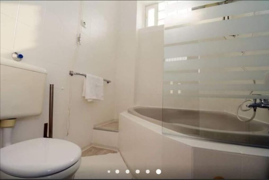 Gallery Flat In Party District *