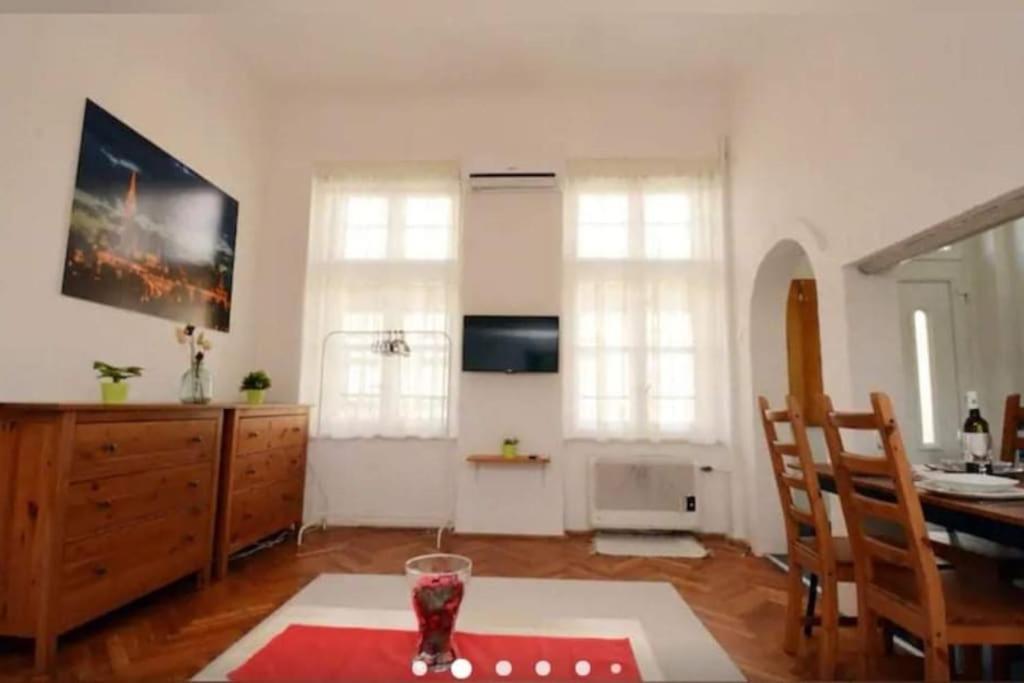 Gallery Flat In Party District *