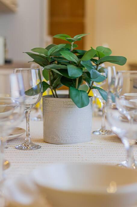 Roomy 80sqm At Center Free Parking Space, Ac & Balcony, Separate Ac In Four * Budapeszt