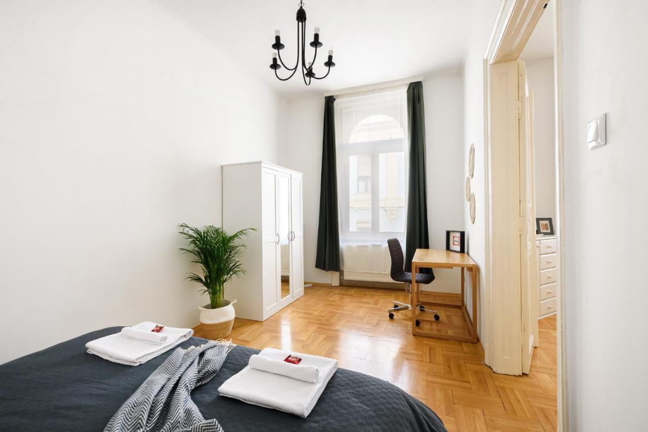 Spacious & Serene Downtown With Free Parking Budapest