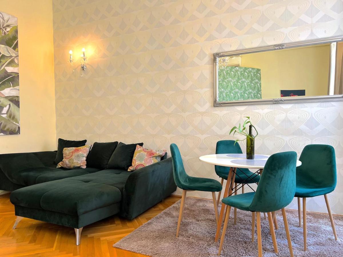 N38 By Small Apartment *