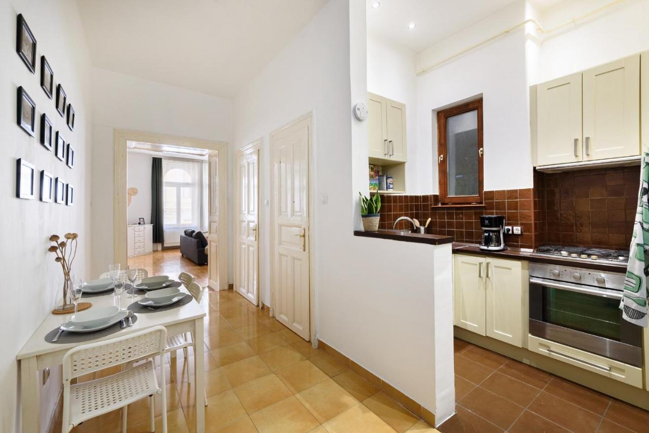 Spacious & Serene Downtown With Free Parking * Budapest