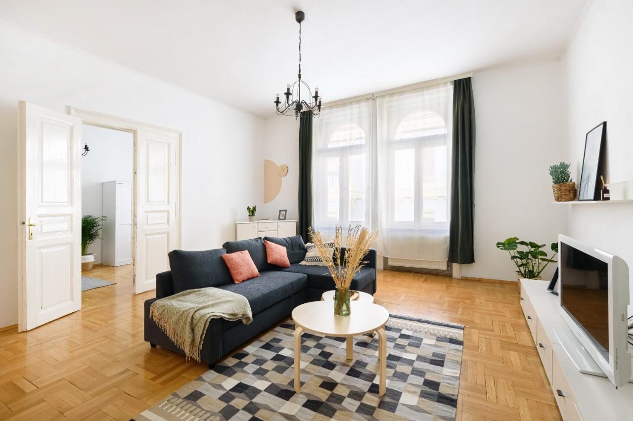 Spacious & Serene Downtown With Free Parking Apartamento