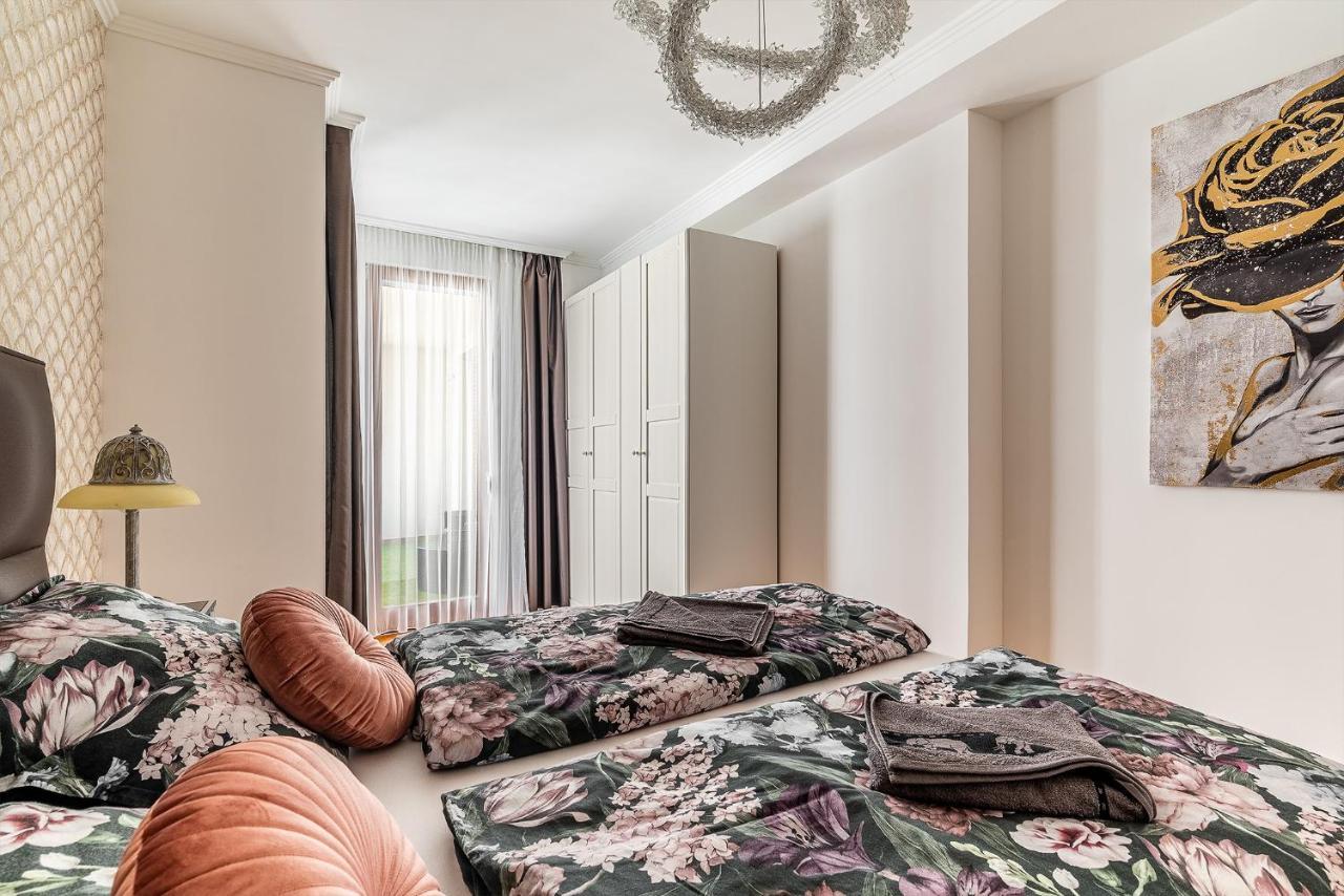 Penthouse Three Bedrooms, Three Balconies With Free Parking In Kiraly Street Apartment *