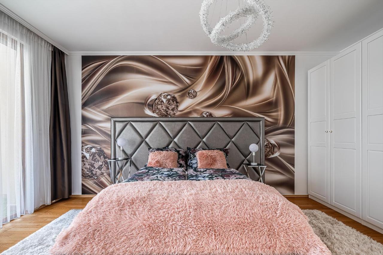 Apartment Penthouse Three Bedrooms, Three Balconies With Free Parking In Kiraly Street *