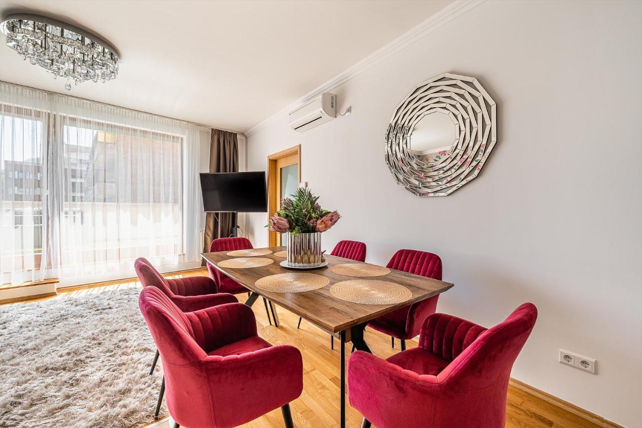 Penthouse Three Bedrooms, Three Balconies With Free Parking In Kiraly Street Budapest
