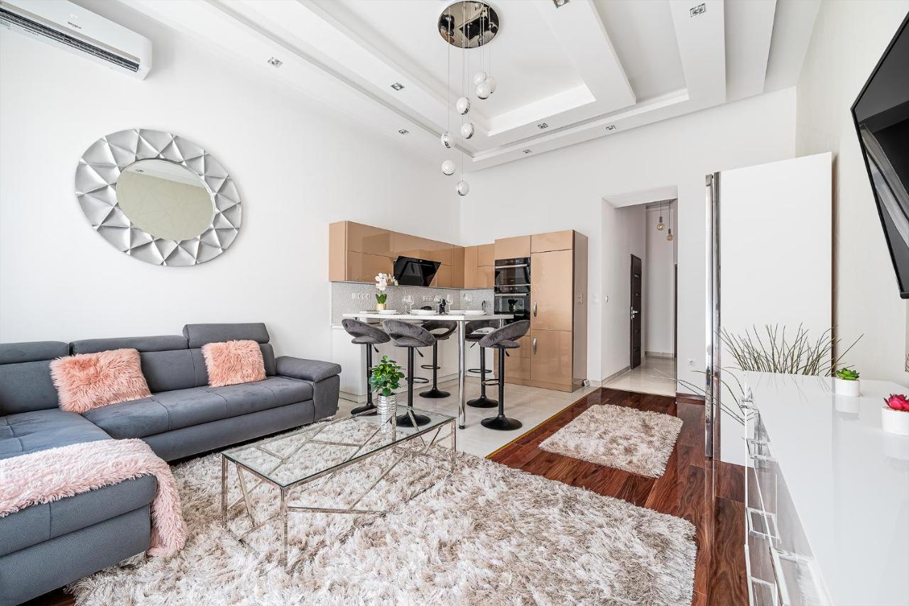 Luxury With Free Garage And Balcony In The Center