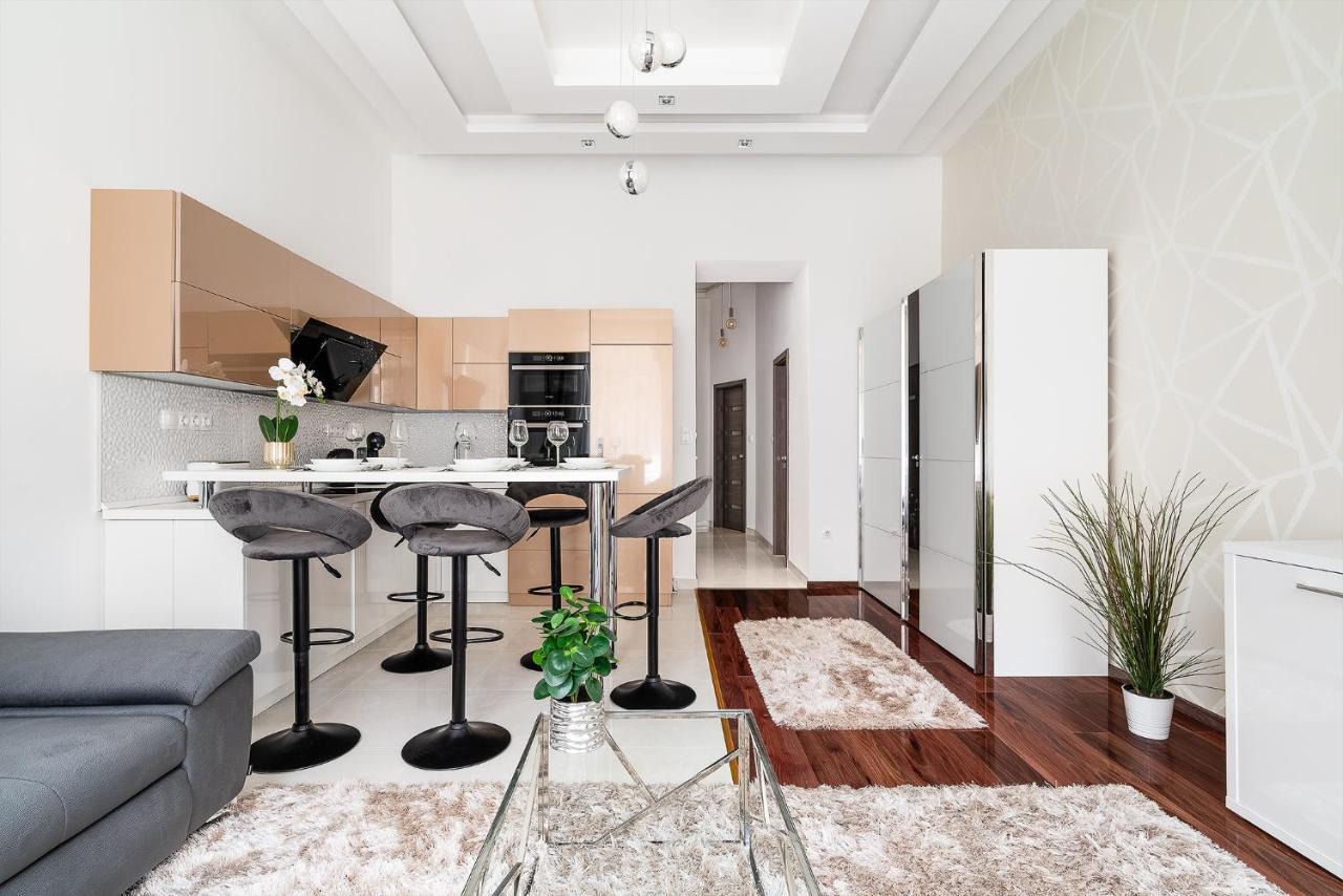 Luxury With Free Garage And Balcony In The Center Budapest