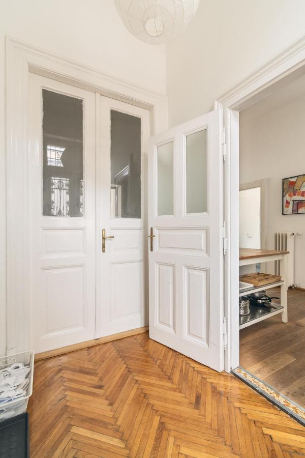 Sunny, Airy, Artsy & Authentic Loft With Balcony Budapešť