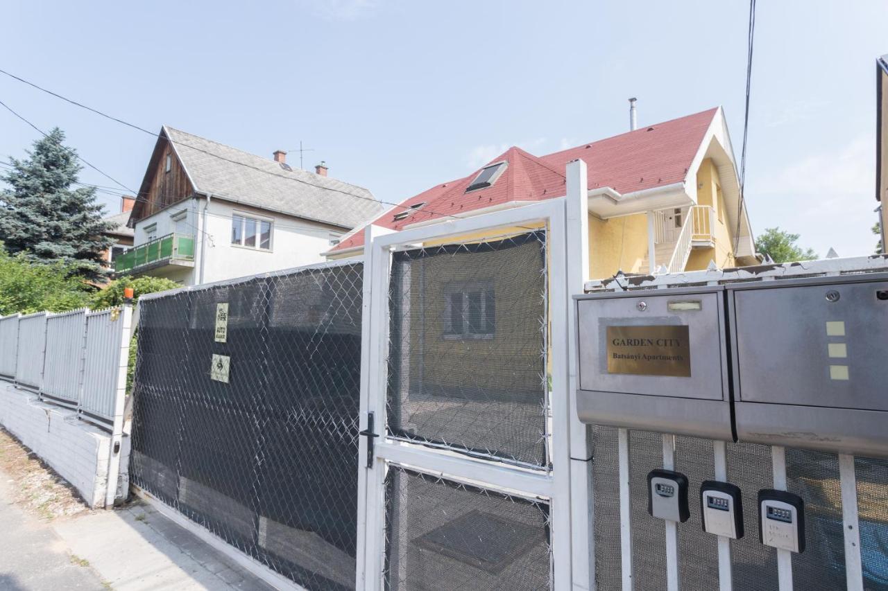 Hi-bp Garden City Batsanyi 3 Rooms, Upstairs Near The City Train With Free Parking