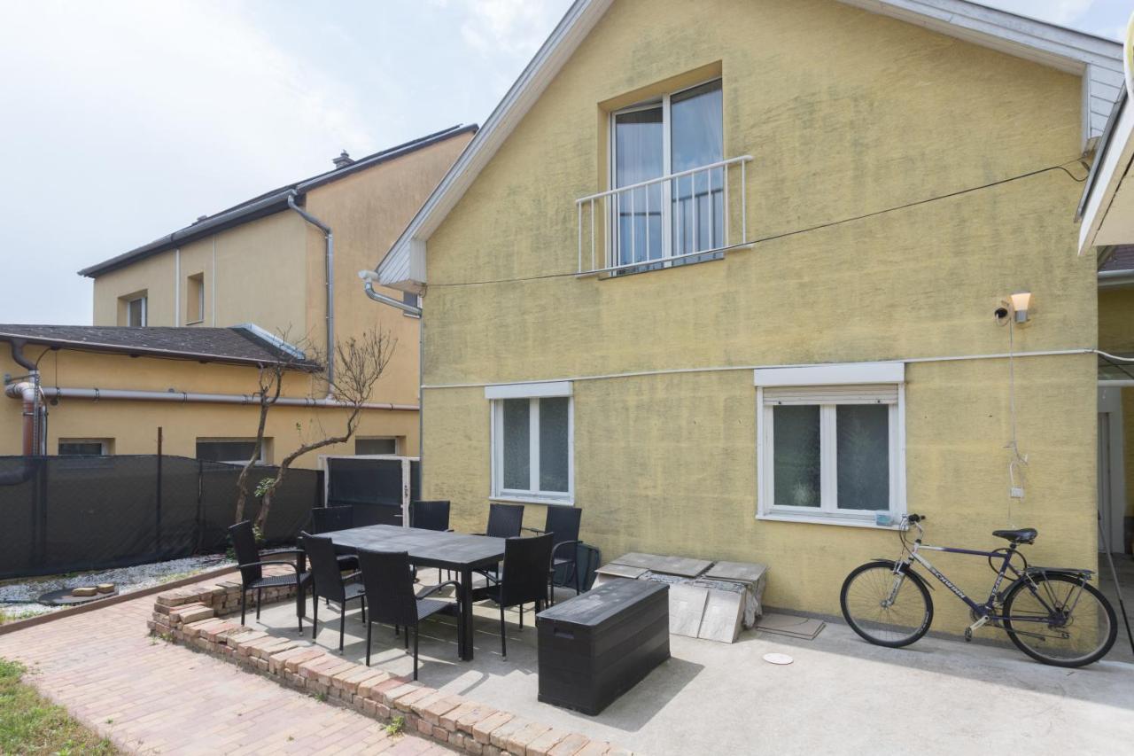 Hi-bp Garden Batsanyi With 4 Near The Train With Free Parking Apartmán