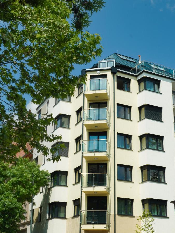 Matyas Corner Green Square Iii Apartment *