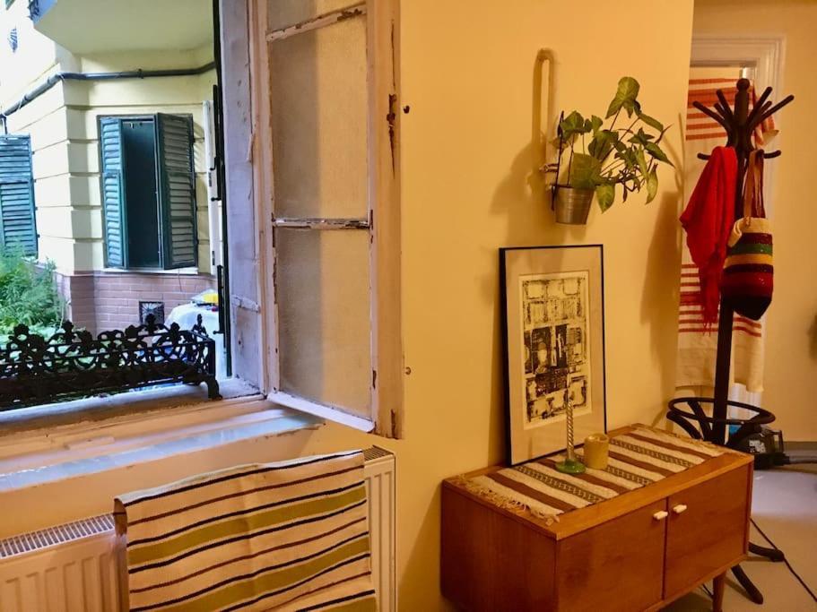 Vintage Studio Apartment, Garden And Free Parking *