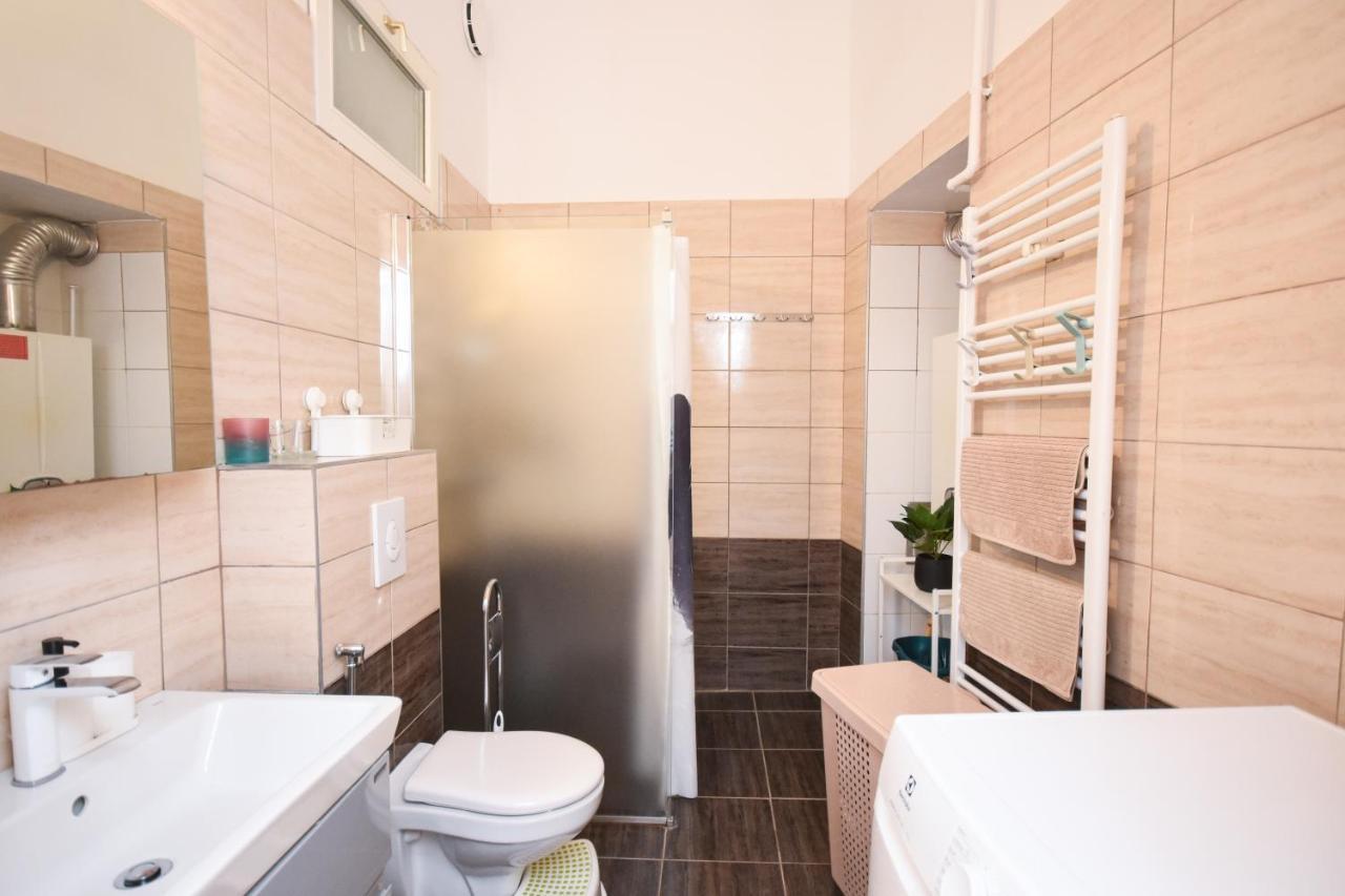 Apartment Modern & Huge 4 Bedroom 2 Bathroom *