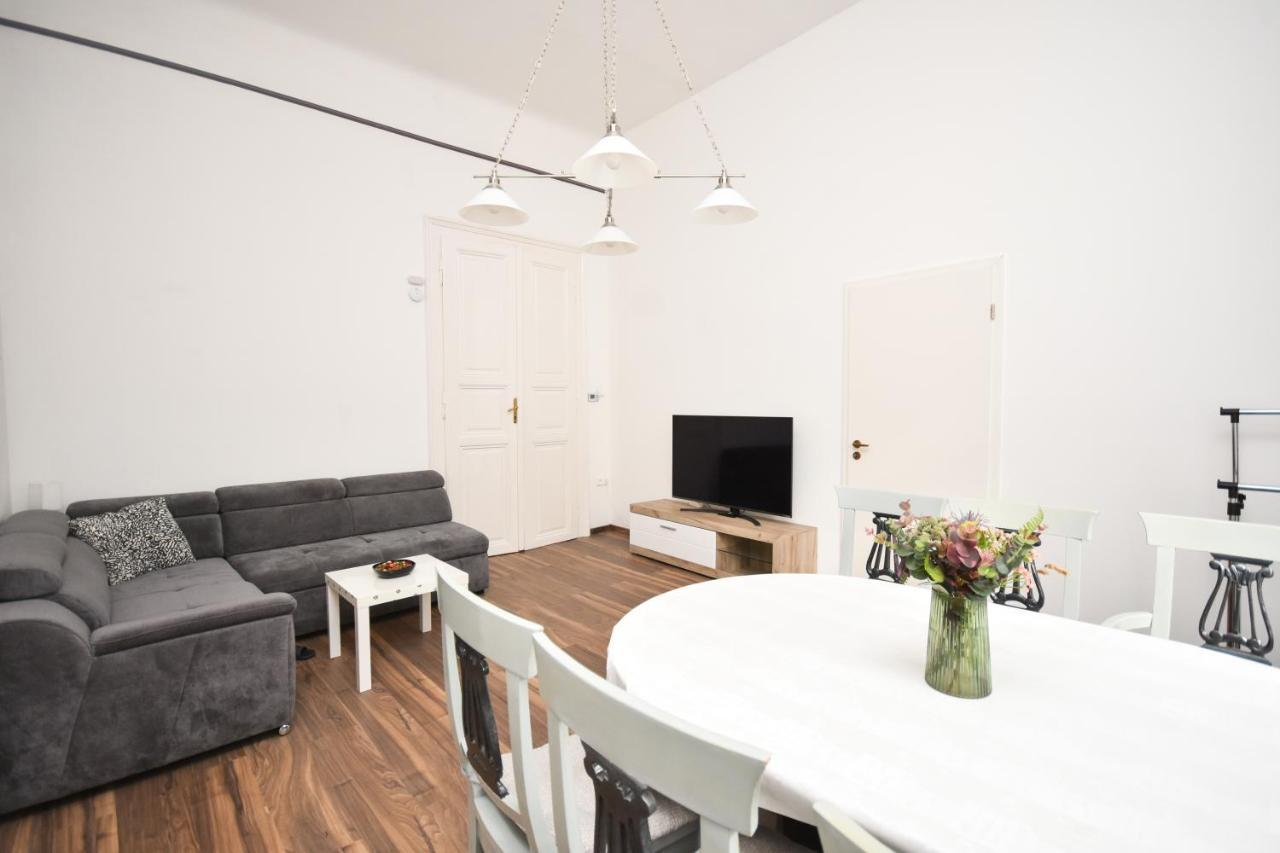 Apartment Modern & Huge 4 Bedroom 2 Bathroom *