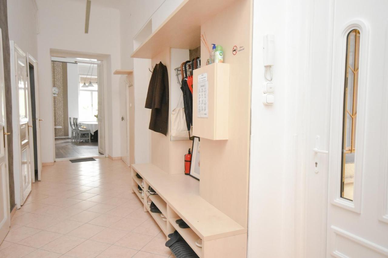 Apartment Modern & Huge 4 Bedroom 2 Bathroom *