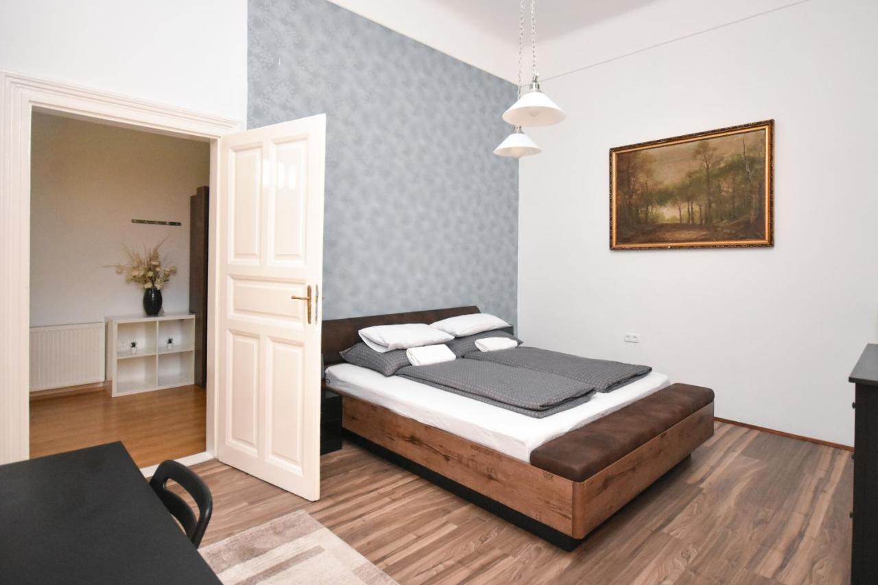 Modern & Huge 4 Bedroom 2 Bathroom Apartment *