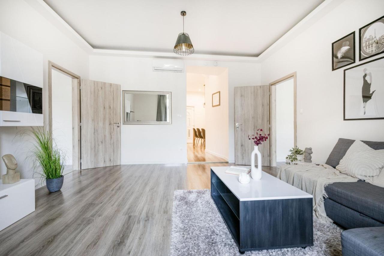 Casadeco Inspired Minimalist W/ New York Cafe Views * Budapest