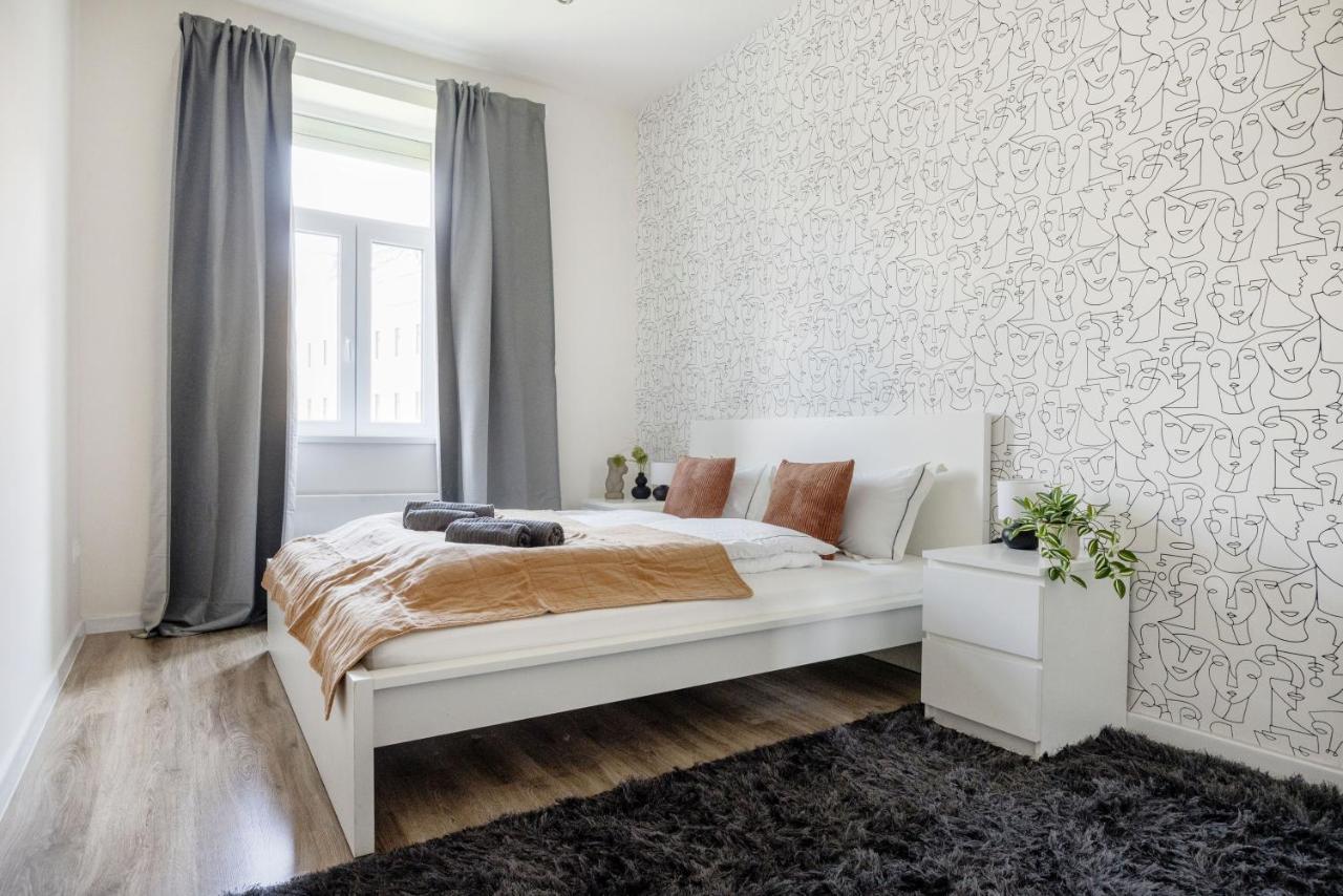 Casadeco Inspired Minimalist W/ New York Cafe Views