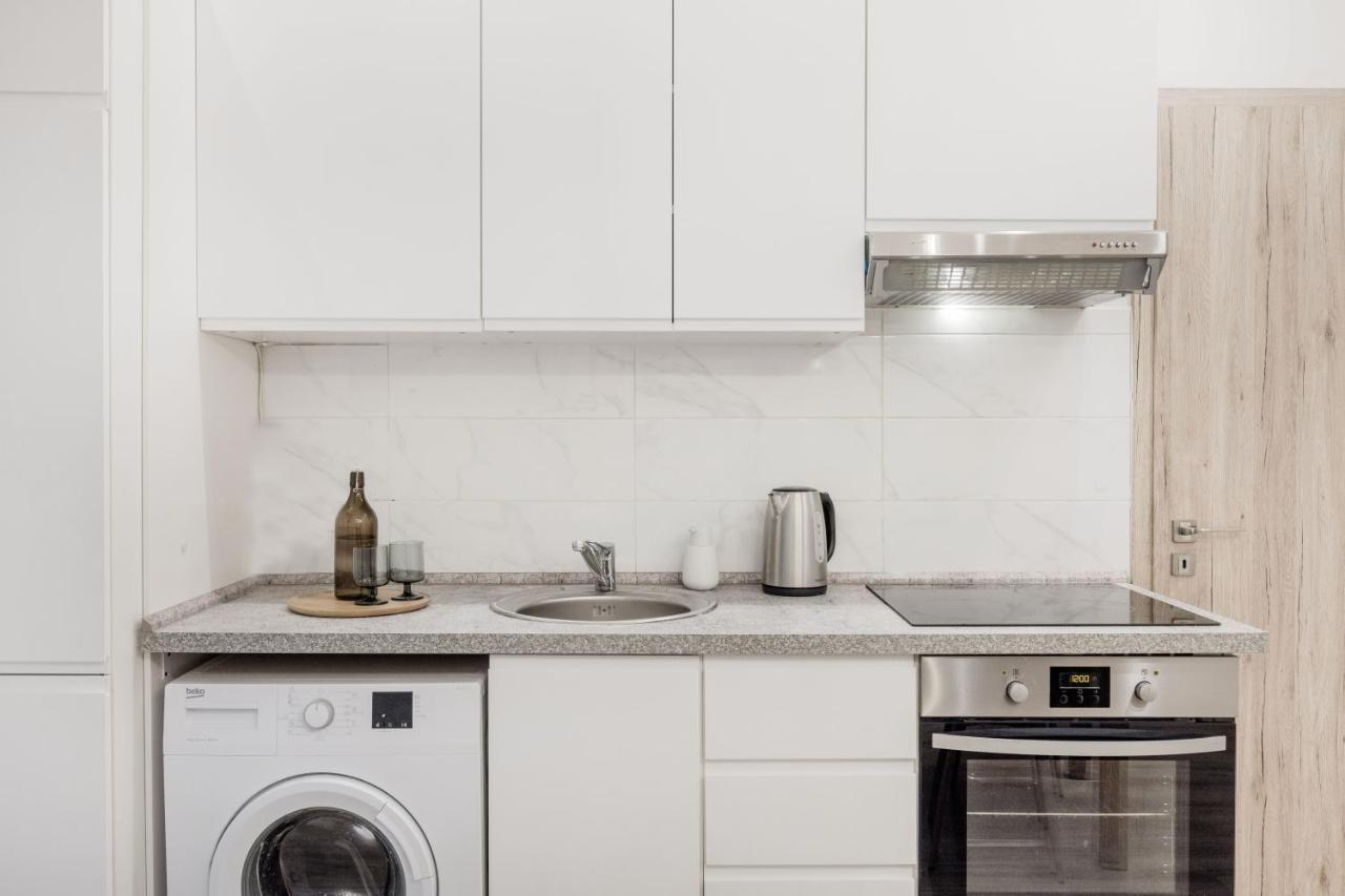 Casadeco Inspired Minimalist W/ New York Cafe Views *