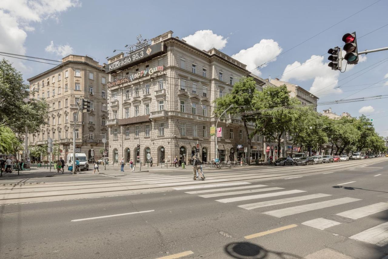 Casadeco Inspired Minimalist W/ New York Cafe Views Budapest