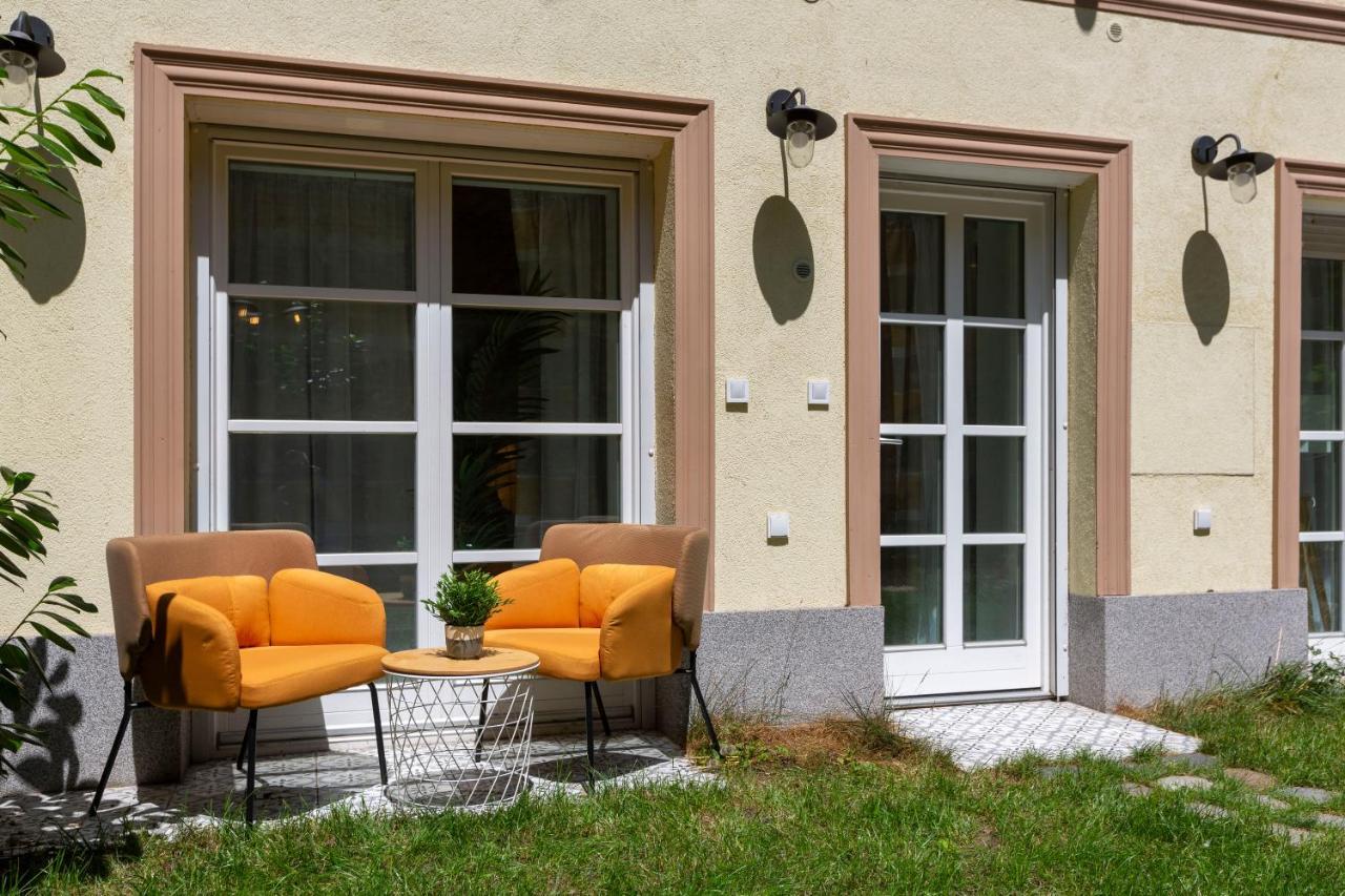 Apartment Unique 3 Floor With 4bdrm, 3bthrm *