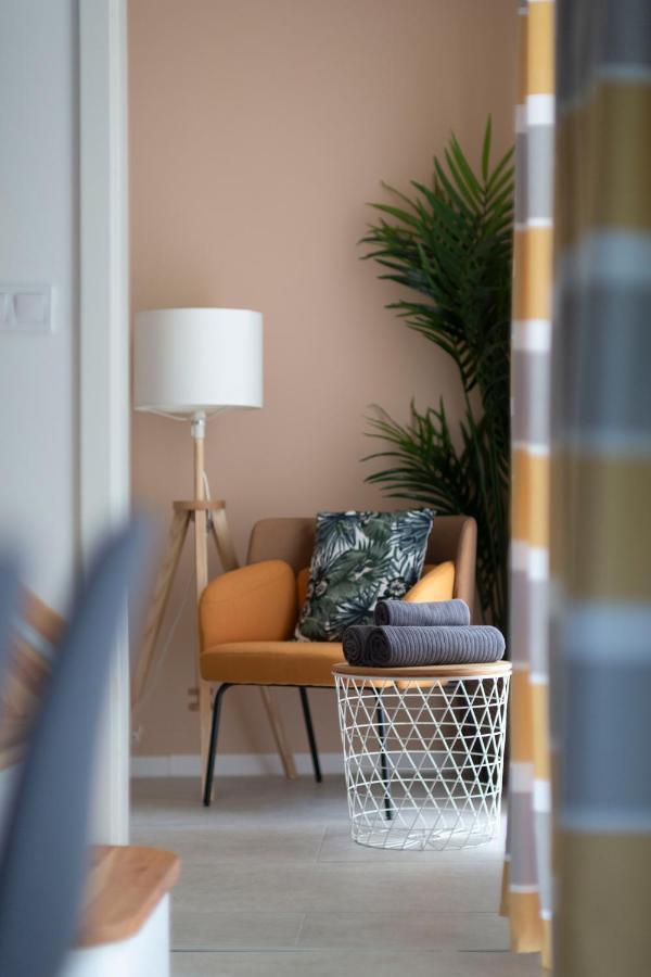 Unique 3 Floor With 4bdrm, 3bthrm Appartement *