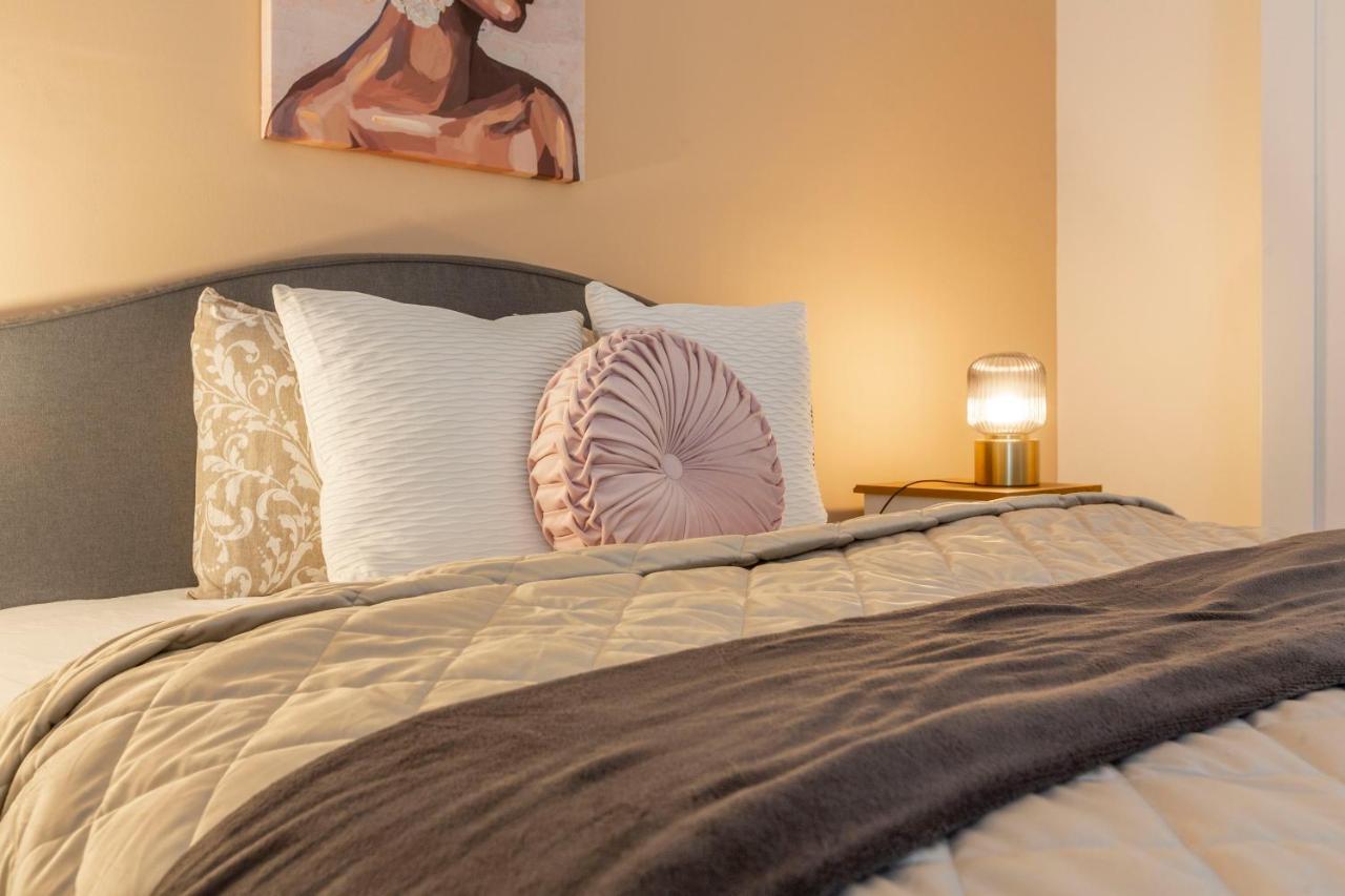 Unique 3 Floor With 4bdrm, 3bthrm Apartamento