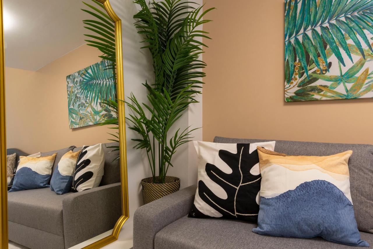 Unique 3 Floor With 4bdrm, 3bthrm Apartamento